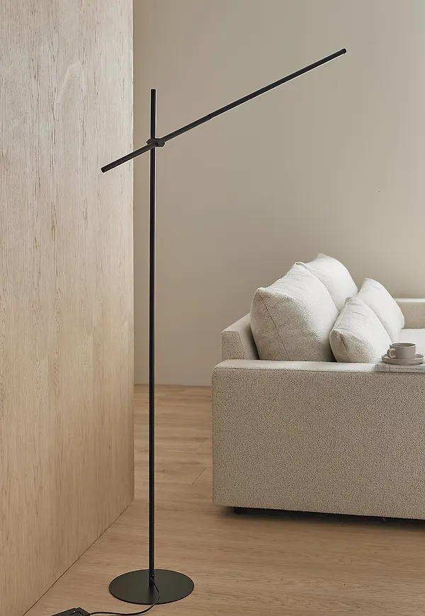 Stilriktig golvlampa i svart från Ellos Home.