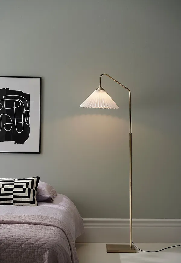 Komfortabel vit golvlampa 2025 från Ellos Home.