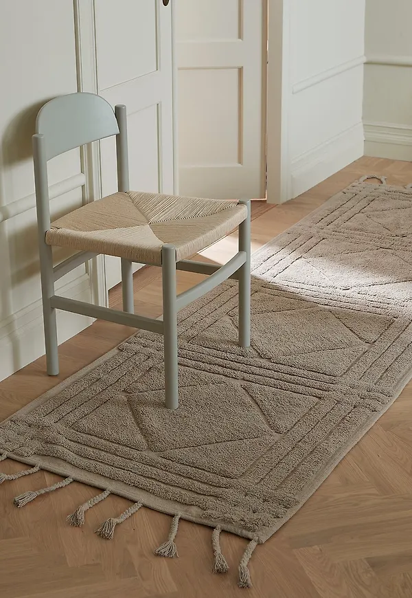 Vacker ellos home matta i beige färg gjord i bomull.