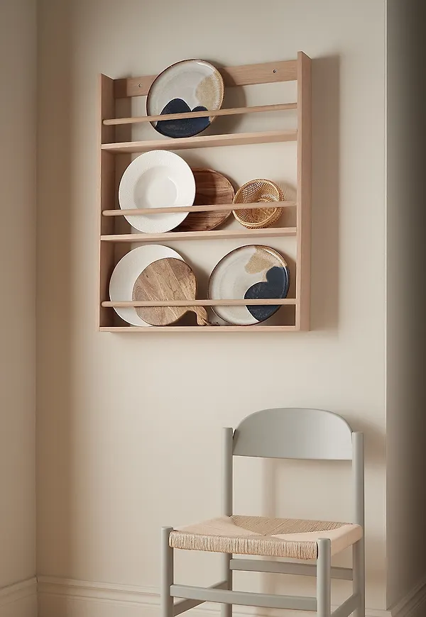 Snygg beige hylla 2025 från Ellos Home.