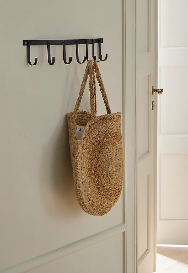 Ikonisk hängare i svart från Ellos Home.