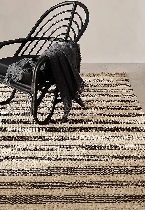 Elegant sisalmatta i svart från Ellos Home.