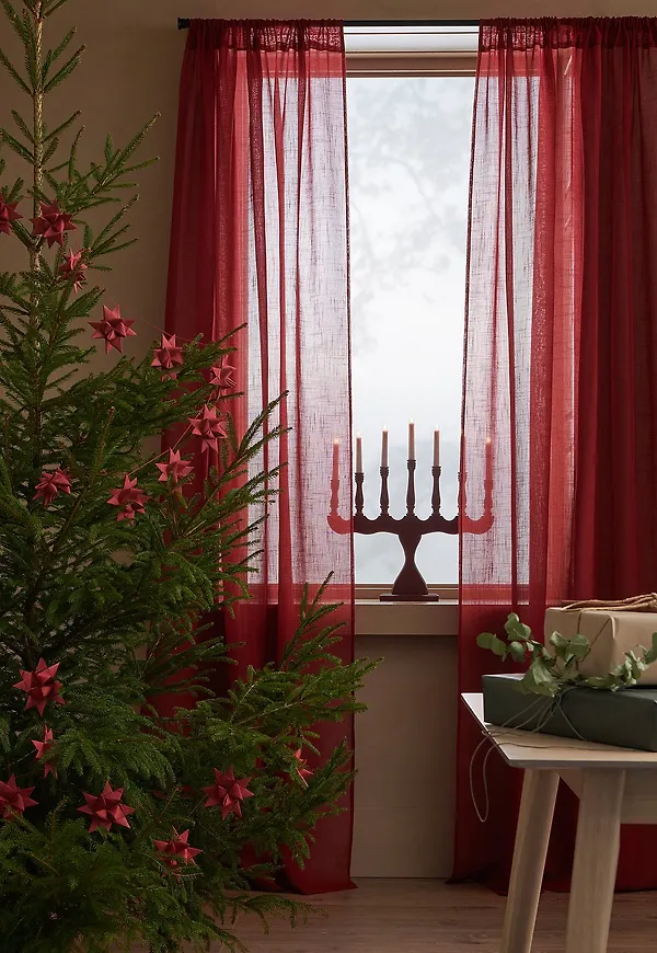 Mysig julgardin 2025 från Ellos Home.