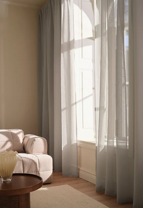Superfin beige gardin 2025 från Ellos Home.