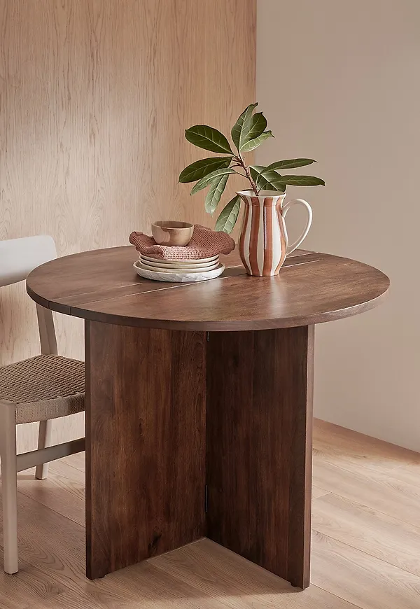 Brun Ellos Home-matbord i trendig modell.