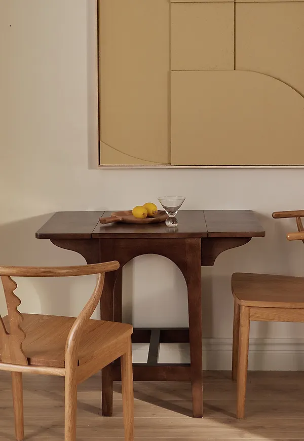 Brun Ellos Home-matbord i elegant modell.