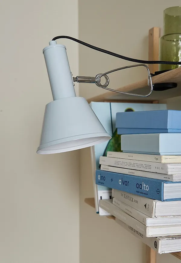 Blå Ellos Home-vägglampa i stilriktig modell.