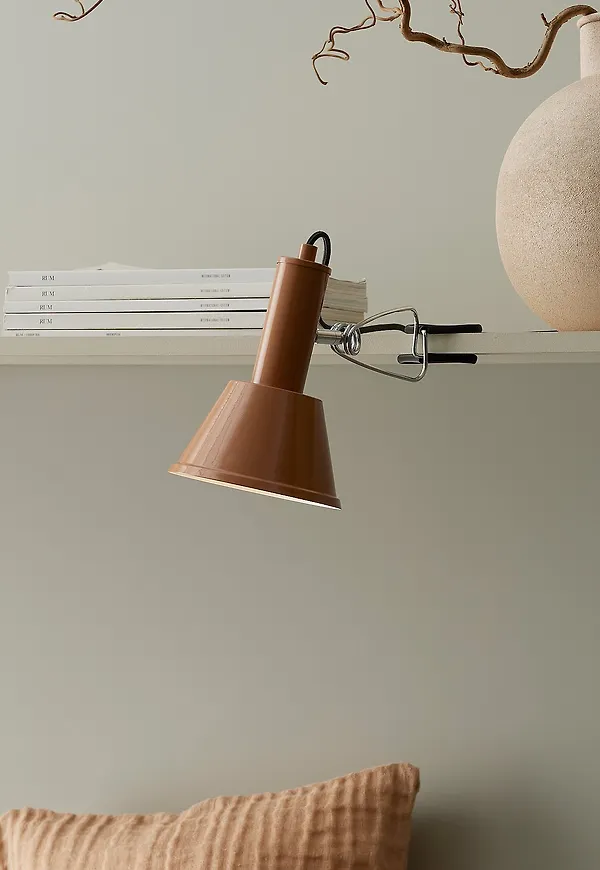 Mysig brun lampa 2025 från Ellos Home.