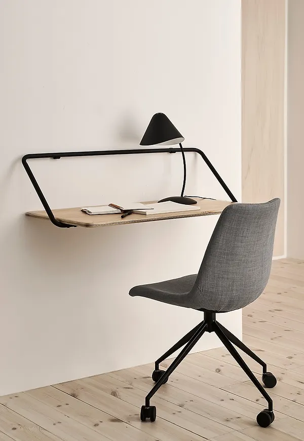 Grå Ellos Home-aluminiumstol i otroligt fin modell.