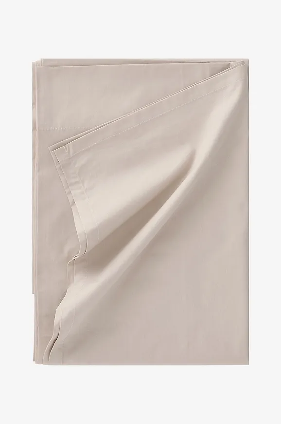 Stilriktig säng i beige färg gjord i bomull.