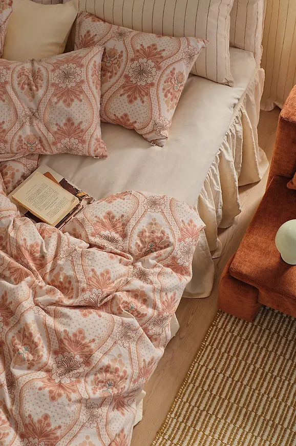 Modern beige säng 2025 från Ellos Home.