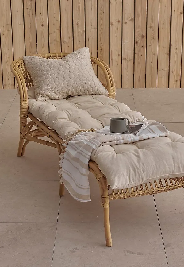 Ellos säng som passar perfekt till sommaren 2025!