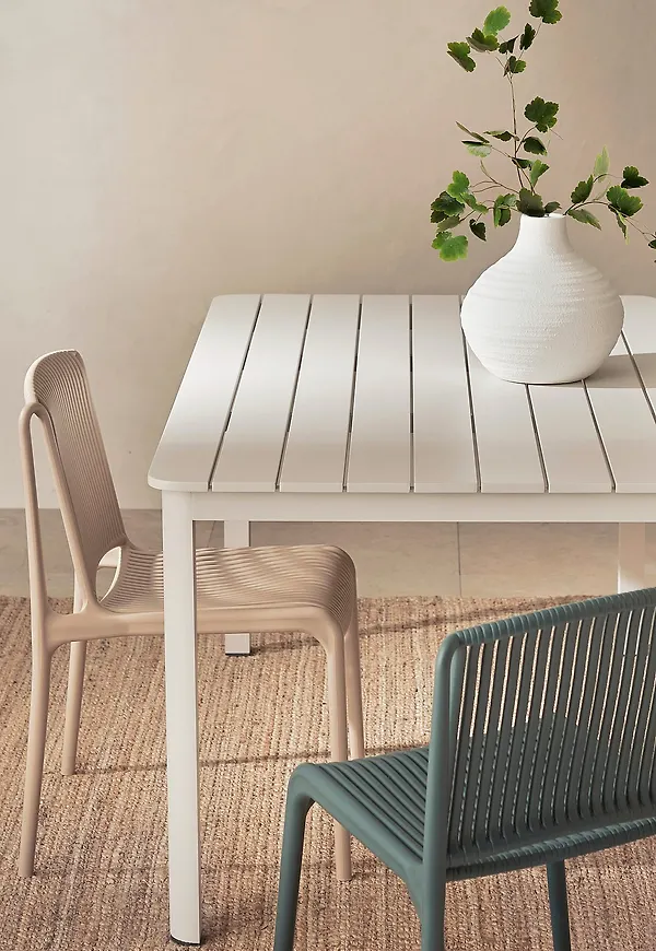 Otroligt fin beige bord i aluminium från Ellos Home.