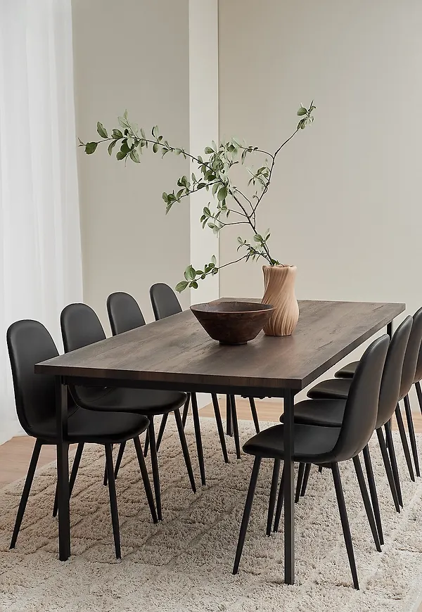 Otroligt snygg svart bord 2025 från Ellos Home.