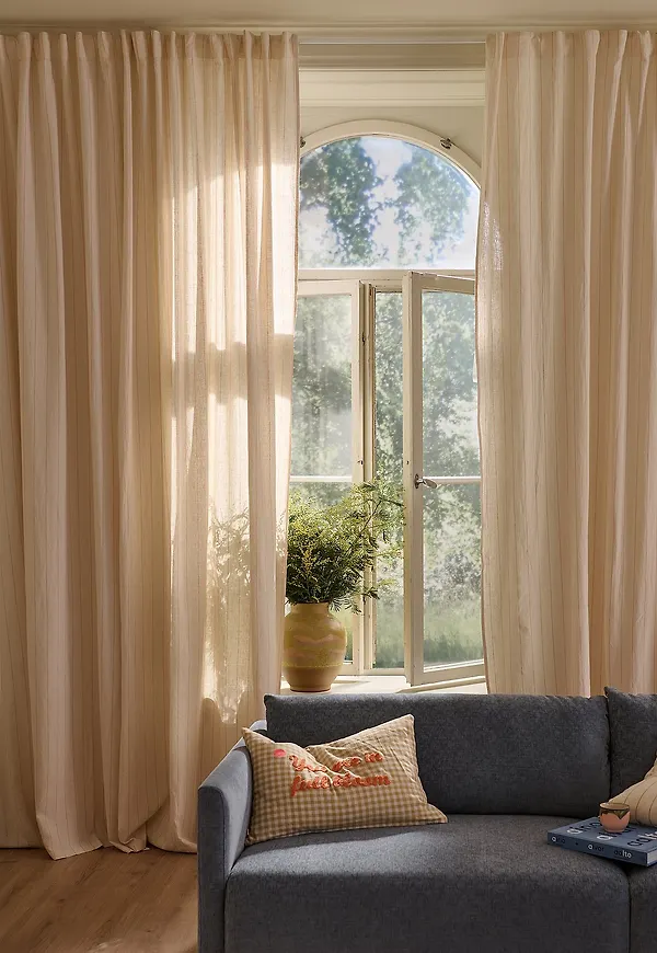 Supersnygg ellos gardin i rosa färg gjord i bomull.