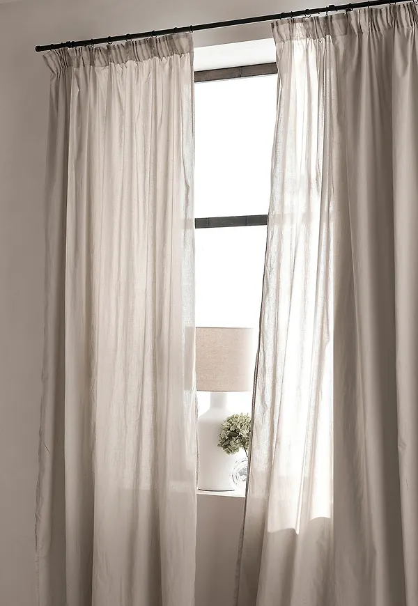 Stilren beige gardin 2025 från Ellos Home.