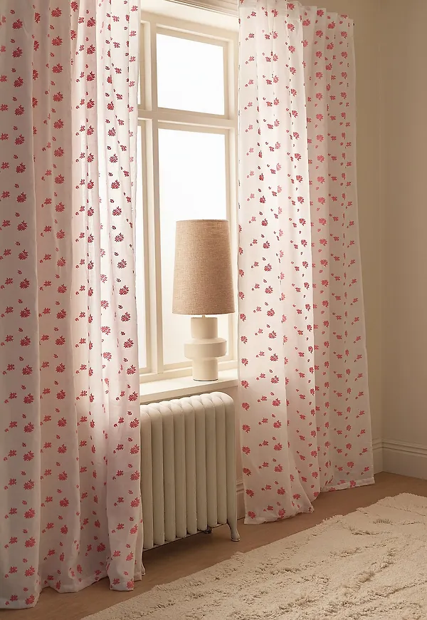 Stilriktig Gardin som passar bra vid många olika tillfällen.