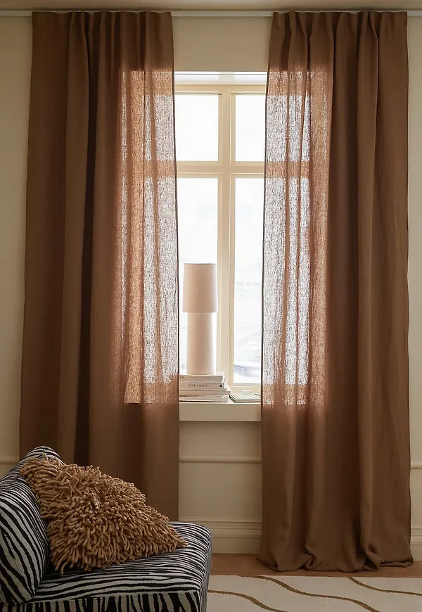 Smickrande gardin i brunt från Ellos Home.