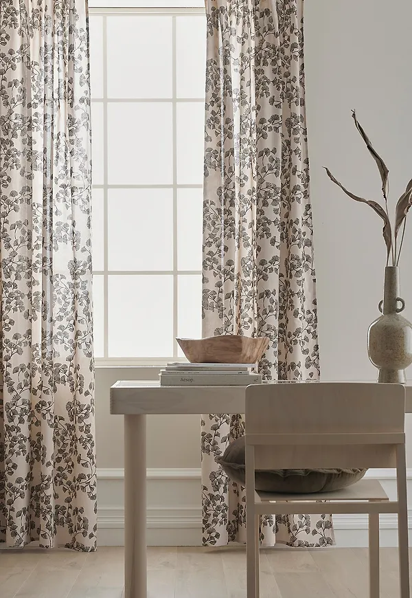 Otroligt snygg ellos gardin i grön färg gjord i bomull.