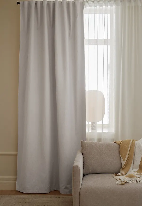 Vit Ellos Home-mörkläggningsgardin i elegant modell.