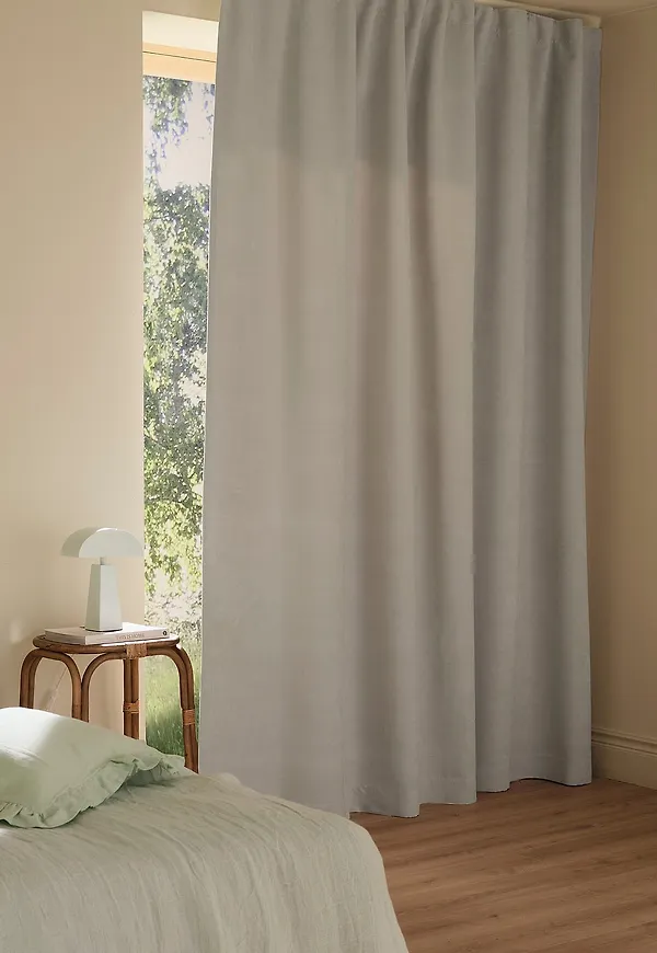 Beige Ellos Home-gardin i moderiktig modell.