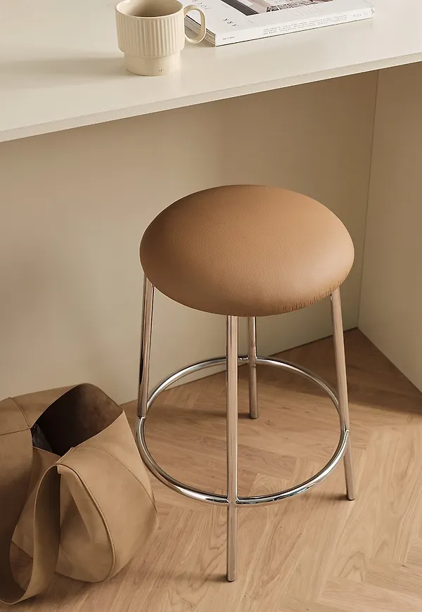 Stilriktig brun pall 2025 från Ellos Home.