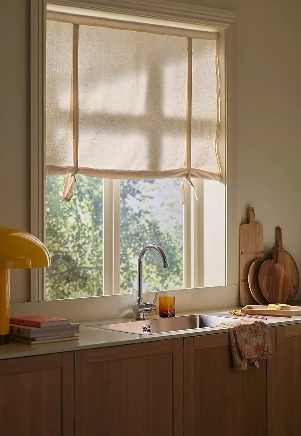 Jättesnygg ellos home gardin i vit färg gjord i bomull.