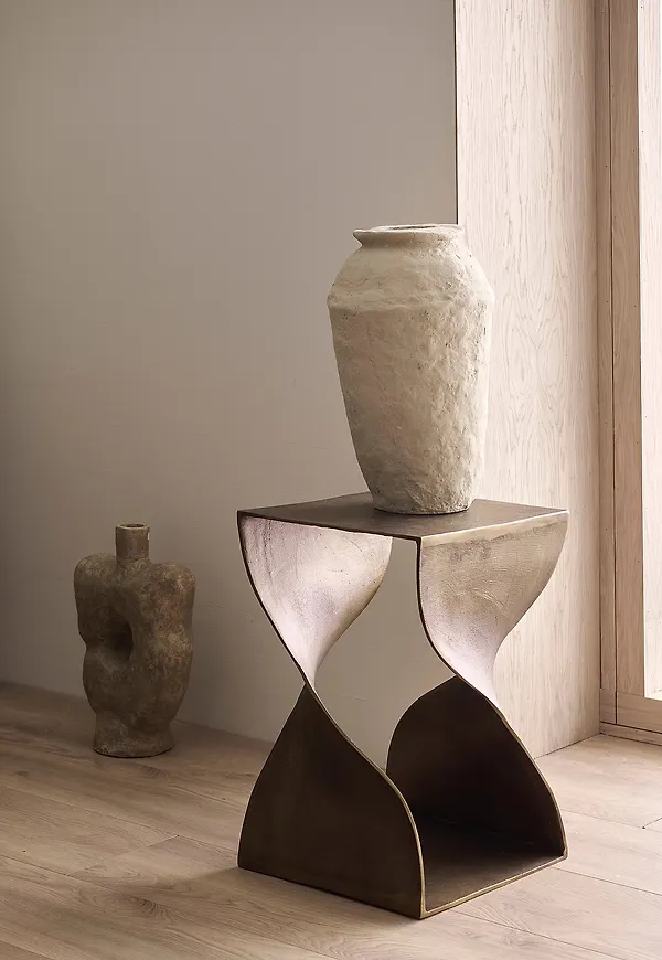 Exklusiv bord i aluminium från Ellos Home.