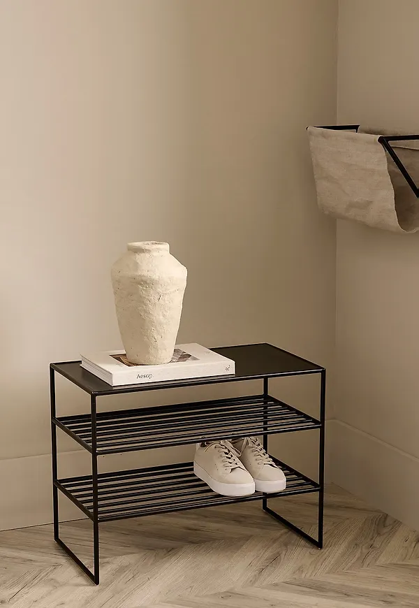 Ikonisk järnmöbel i svart från Ellos Home.