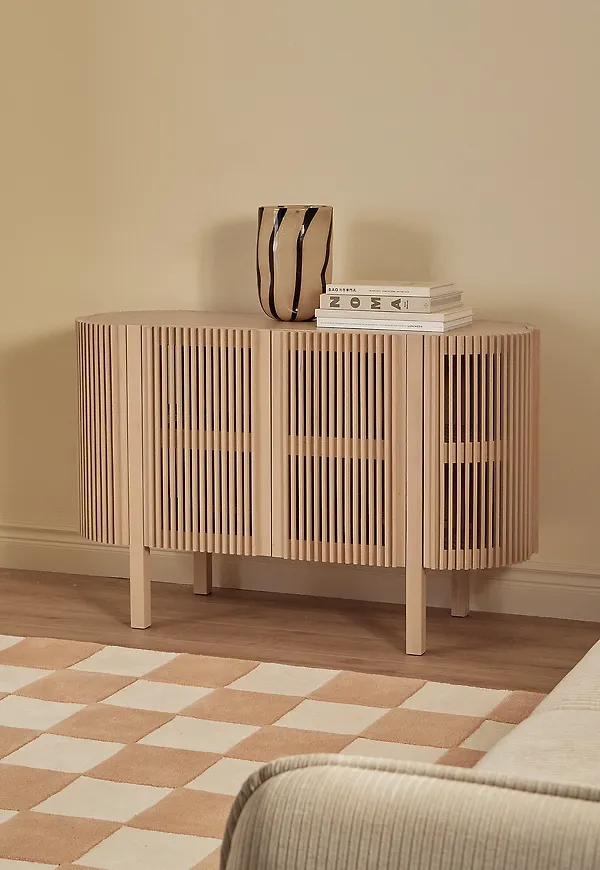 Beige Ellos Home-skåp i otroligt fin modell.