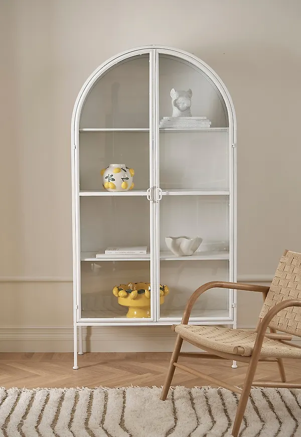 Mysig skåp i vit färg gjord i järn.