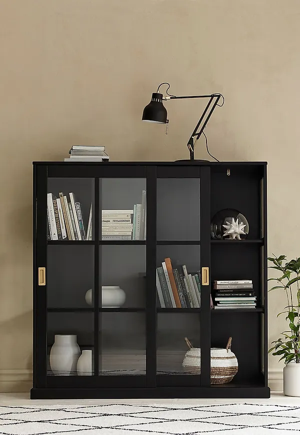 Otroligt snygg svart skåp 2025 från Ellos Home.