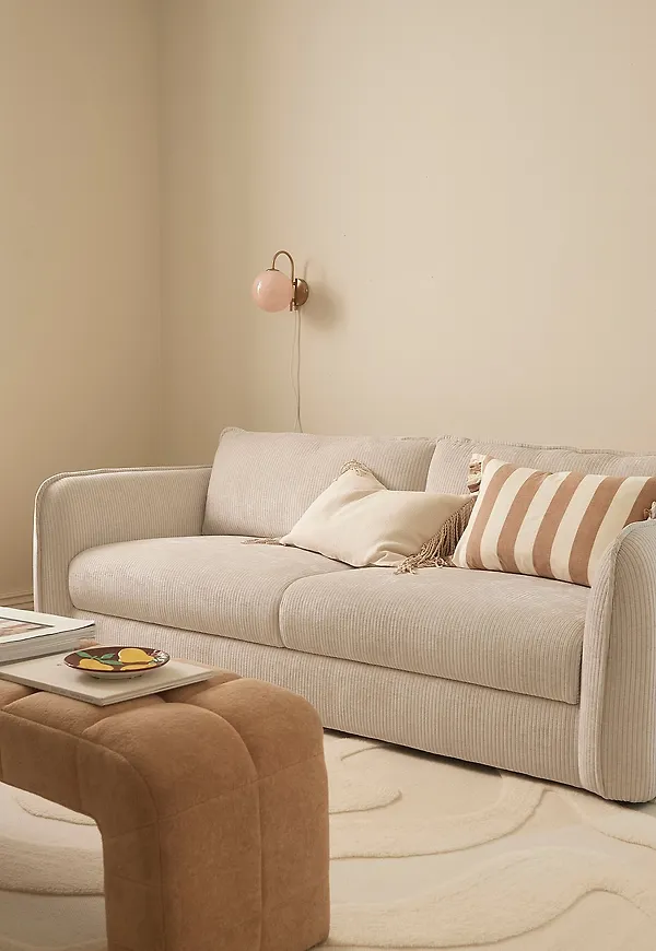 Fantastiskt snygg soffa i manchester från Ellos Home.