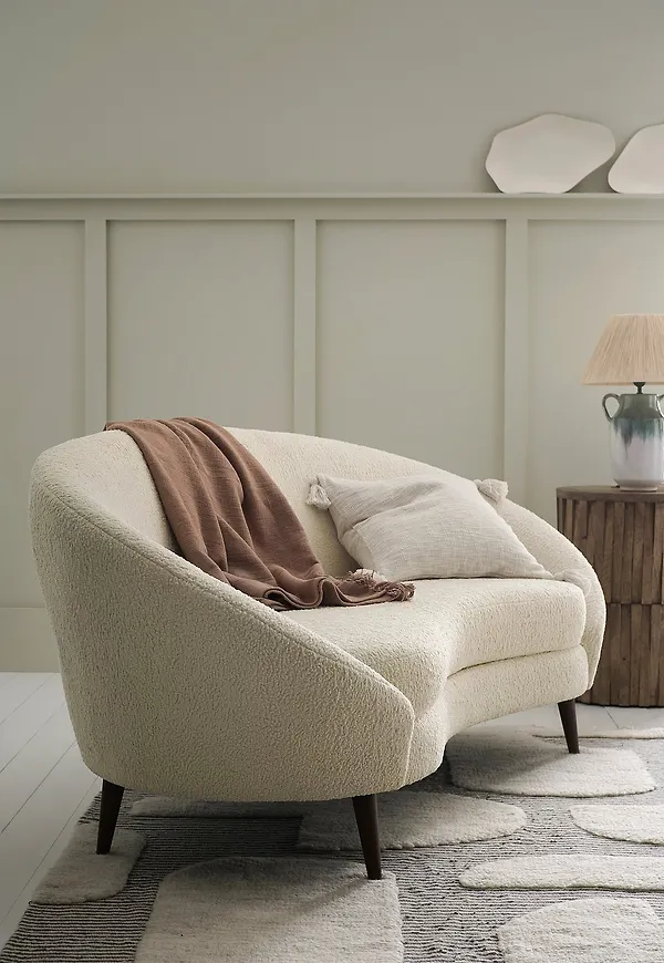 Vit Ellos Home-soffa i stilren modell.