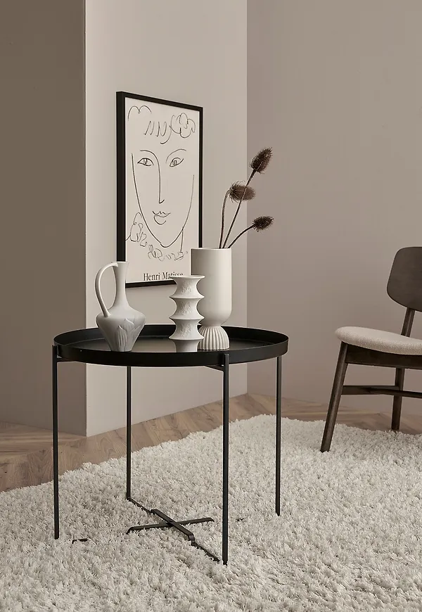 Modern ellos bord i svart färg gjord i järn.