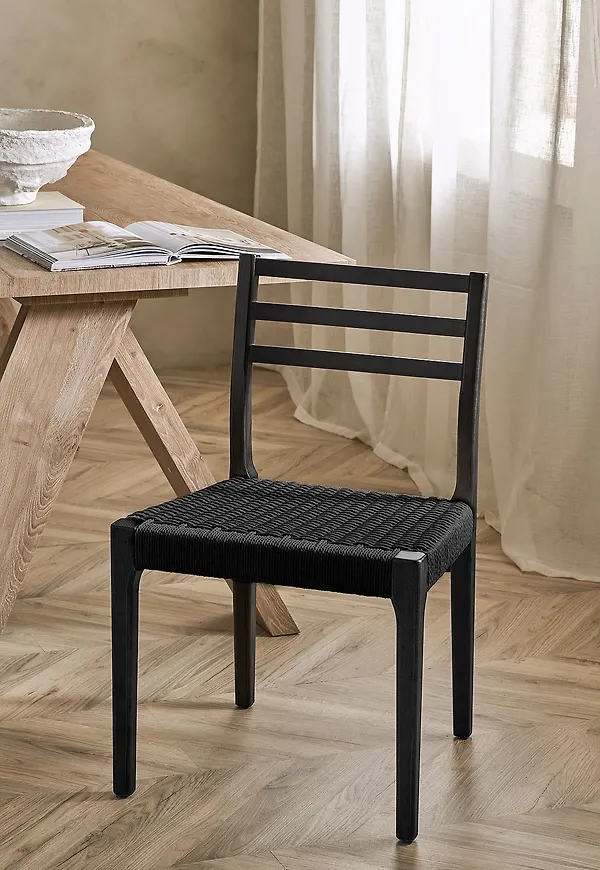 Modern stol i svart från Ellos Home.