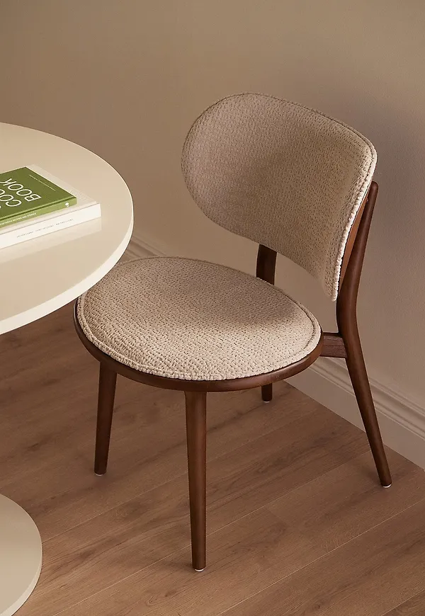 Brun Ellos Home-matstol i riktigt snygg modell.