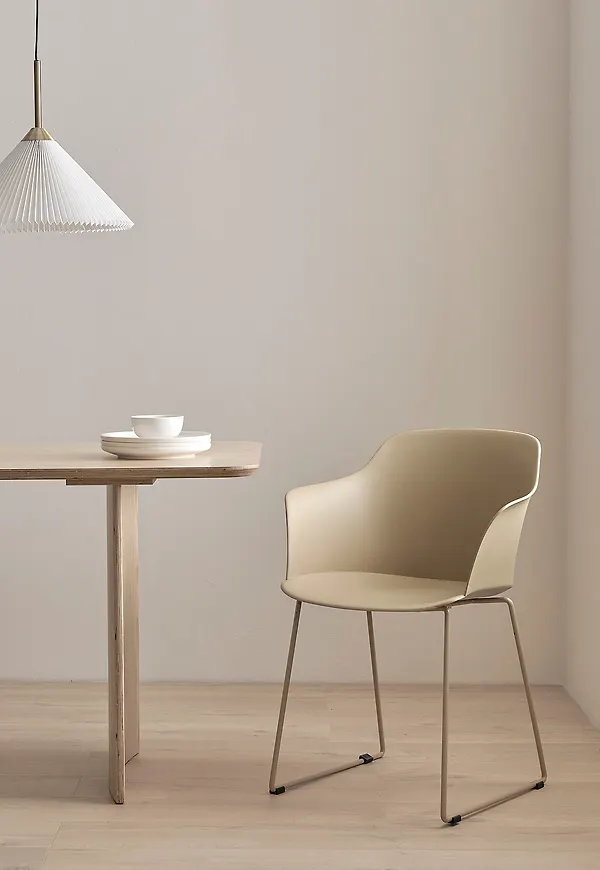 Moderiktig stol 2025 från Ellos Home.
