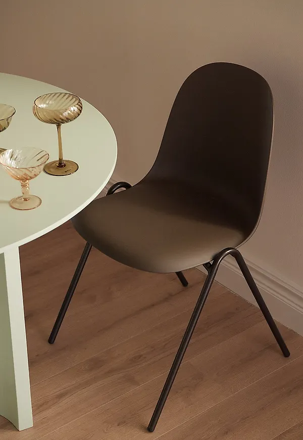 Otroligt snygg Stol som passar bra vid många olika tillfällen.