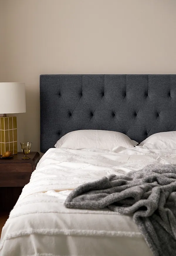 Grå Ellos Home-säng i fantastiskt snygg modell.