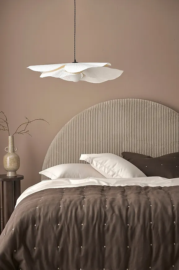 Otroligt fin beige säng i manchester från Ellos Home.