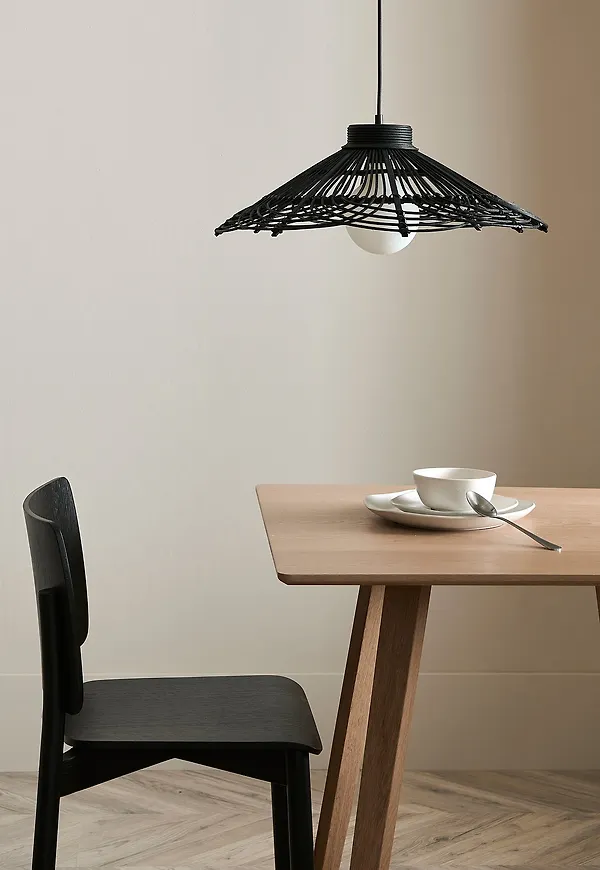 Riktigt fin svart lampa 2025 från Ellos Home.