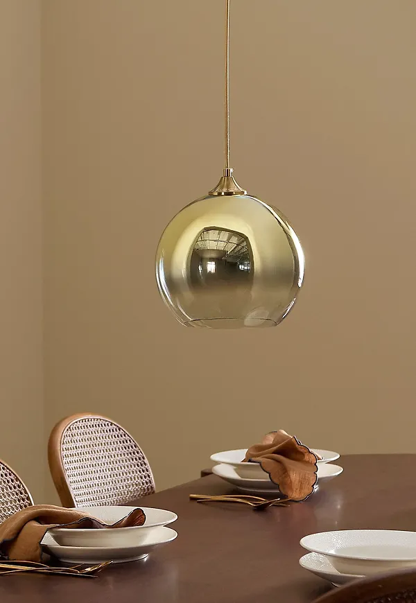 Modern lampa i guld från Ellos Home.