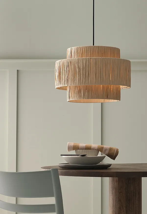 Svart Ellos Home-lampa i modern modell.
