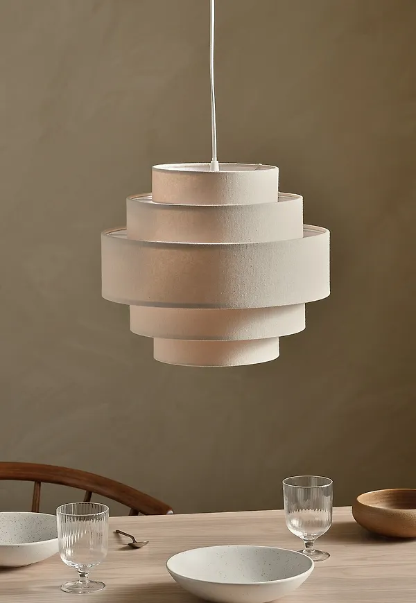 Beige Ellos Home-taklampa i komfortabel modell.