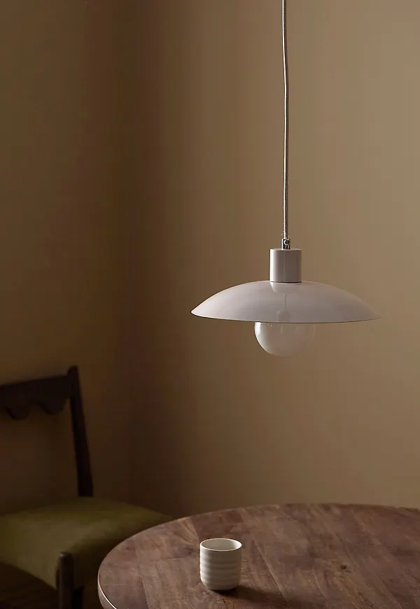 Stilriktig beige lampa 2025 från Ellos Home.