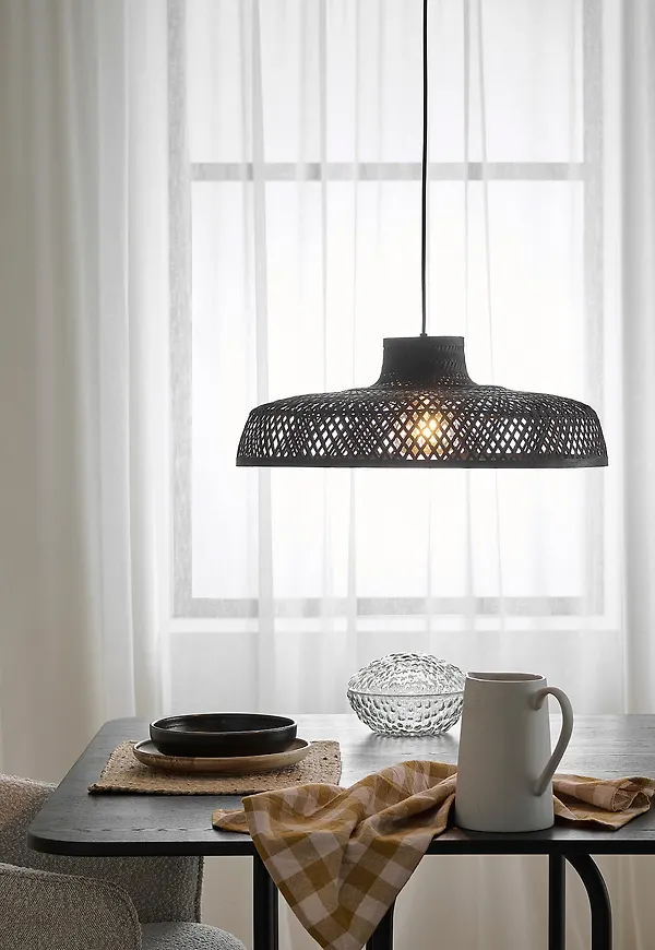 Trendig svart lampa 2025 från Ellos Home.