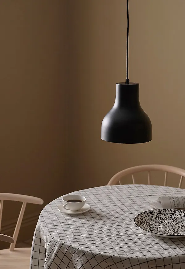 Moderiktig svart lampa 2025 från Ellos Home.