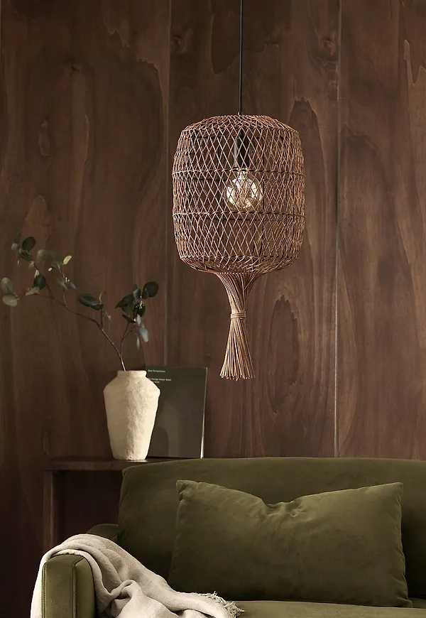 Stilriktig taklampa i brunt från Ellos Home.