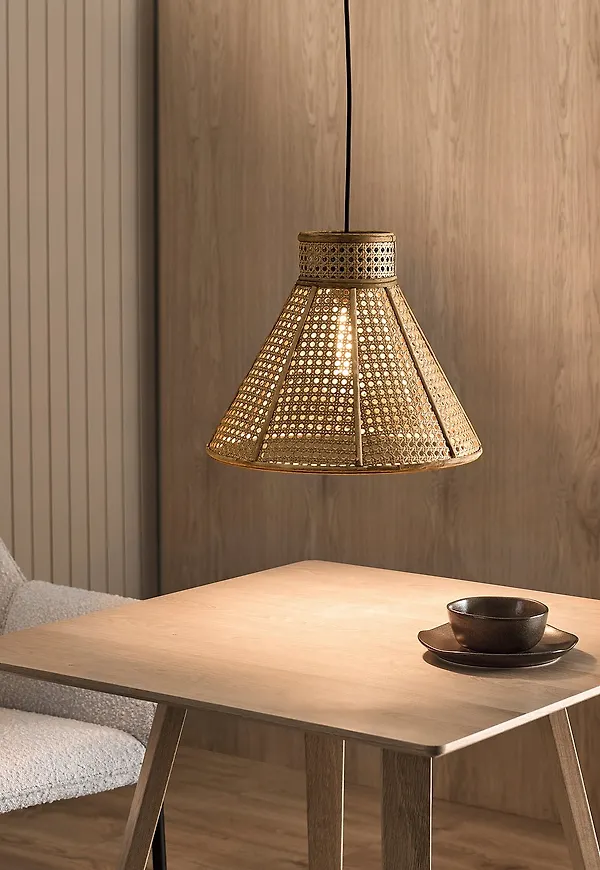 Elegant taklampa i brunt från Ellos Home.